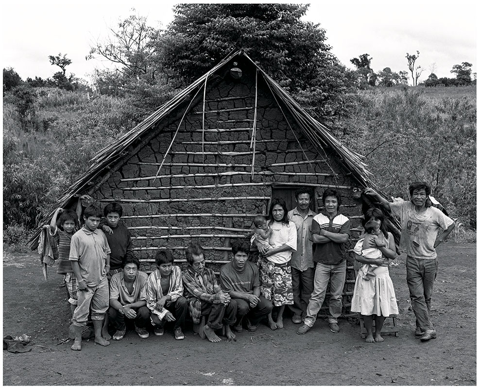 Pai Antonio Martínez, guía espiritual de las comunidades Mbyá-Guaraní con su familia