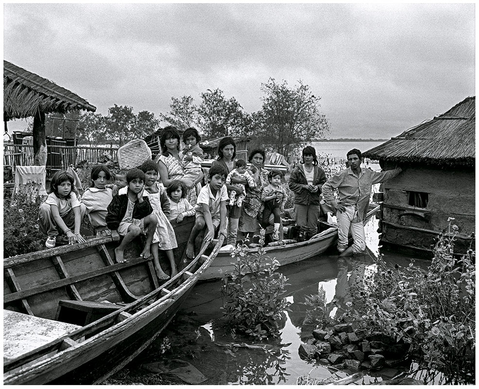 Familia Zabala dejando sus casas