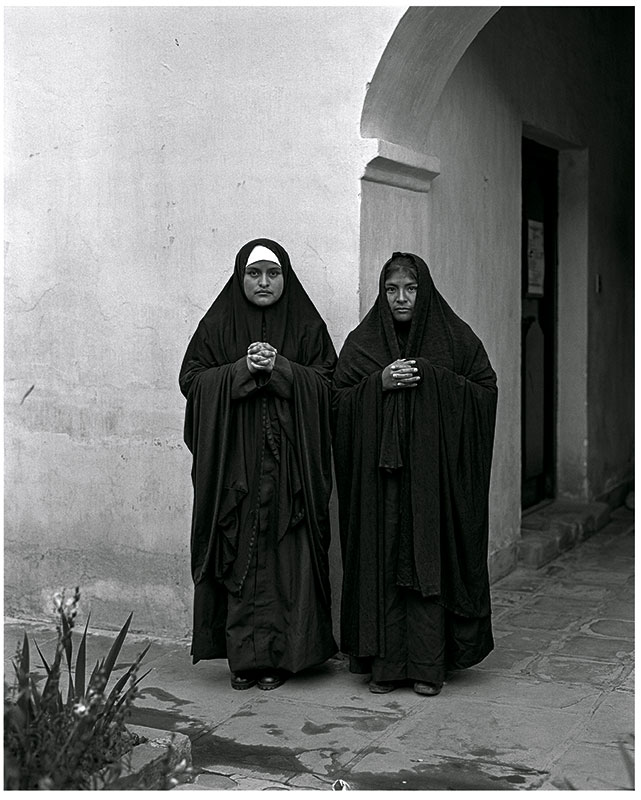 Vilma Silisque y Lupita Corimayo vestidas para el Calvario Viviente de Semana Santa