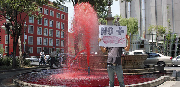 El agua de la fuente y la rejilla 