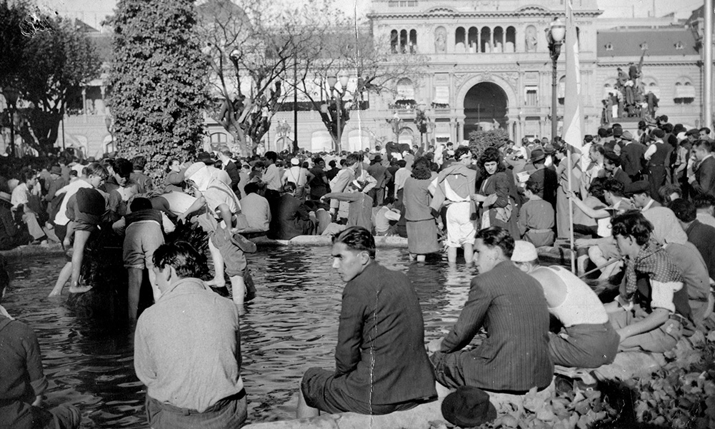 “Las patas en la fuente”: una foto que insiste en ser revelada